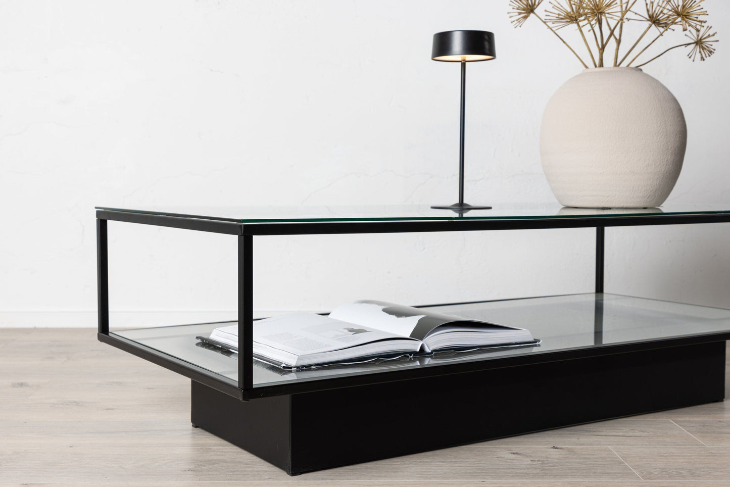 Couchtisch Maglehem aus Glas mit schwarzem Metallrahmen