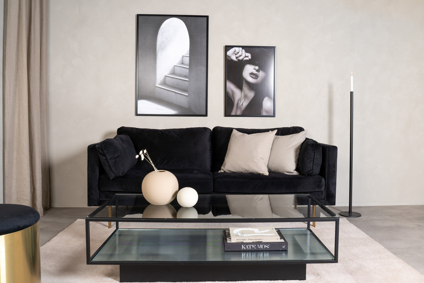 Couchtisch Maglehem aus Glas mit schwarzem Metallrahmen