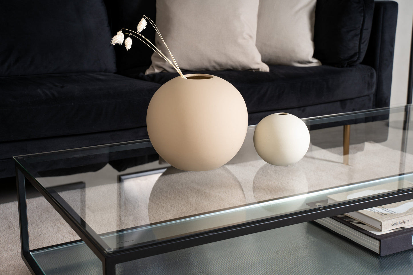 Couchtisch Maglehem aus Glas mit schwarzem Metallrahmen