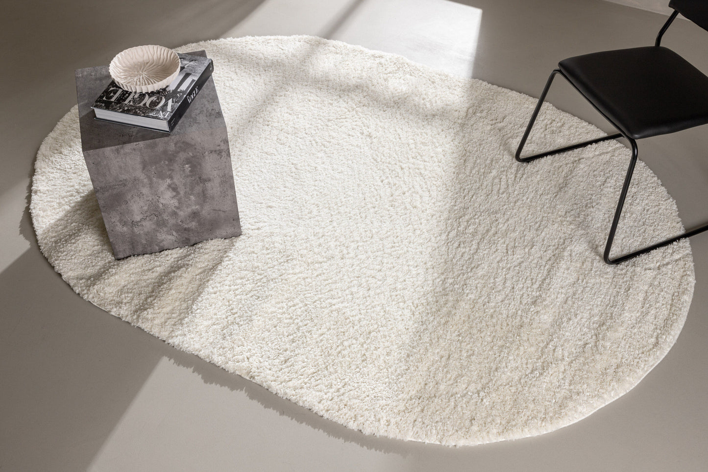 Walter Pluto Teppich Oval, 230x160cm, Weiß