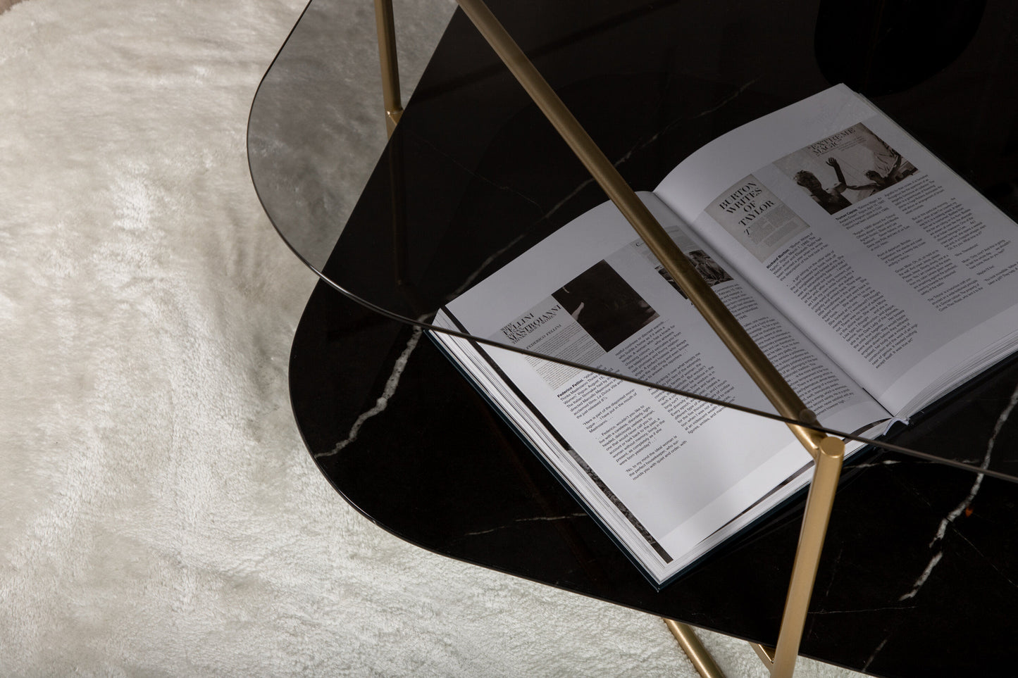 un-line Sofatisch aus Glas und Stahl in Schwarz/Gold
