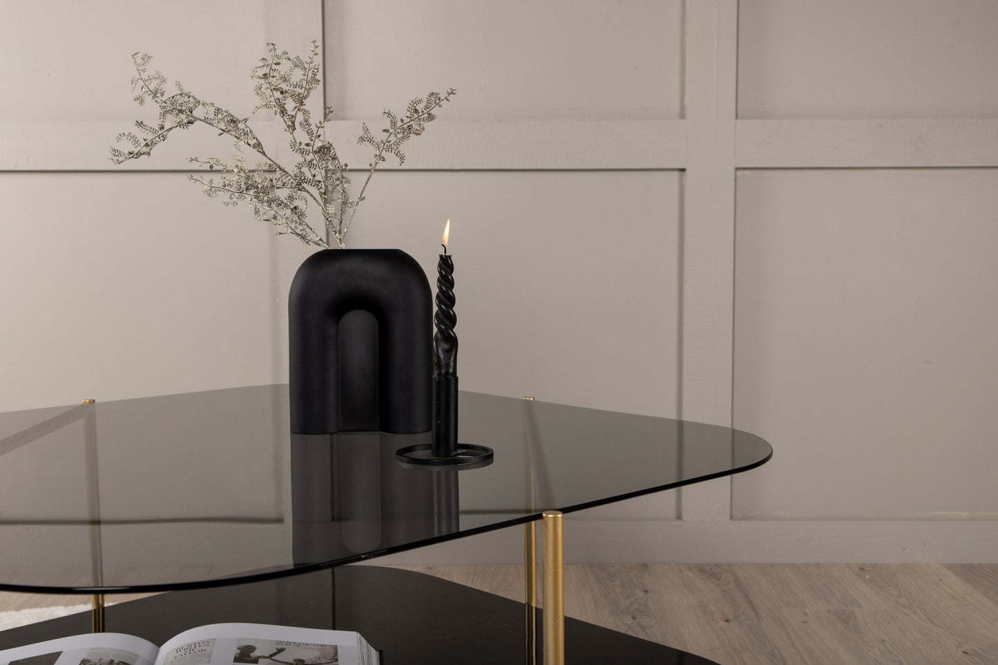 un-line Sofatisch aus Glas und Stahl in Schwarz/Gold
