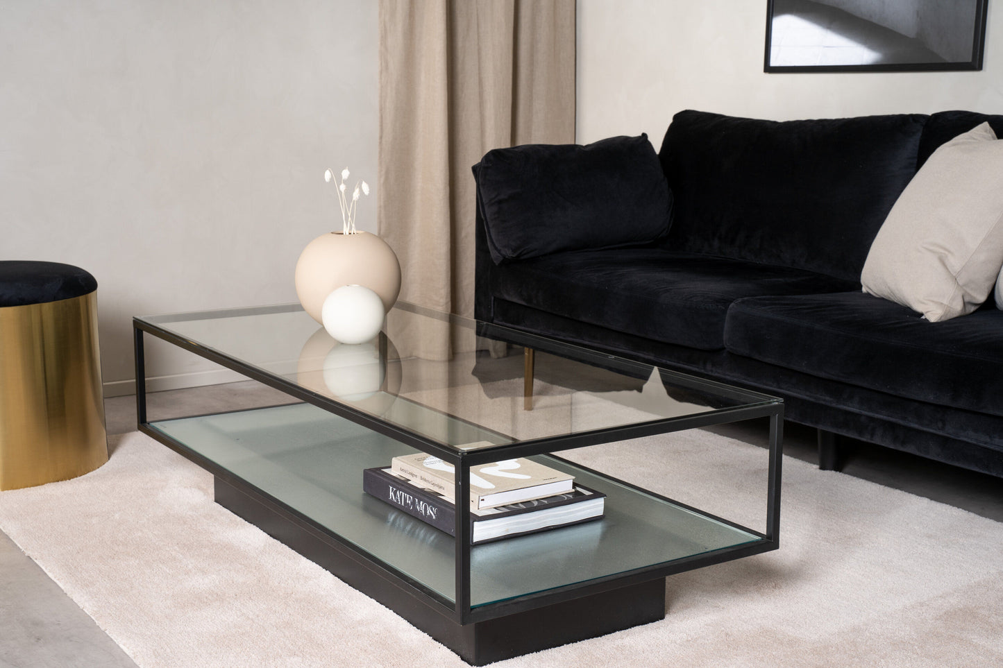 Couchtisch Maglehem aus Glas mit schwarzem Metallrahmen