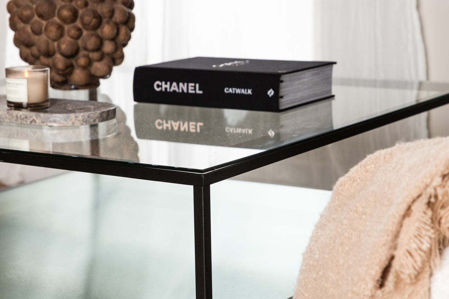 Maglehem Couchtisch aus Metall und Glas in Schwarz