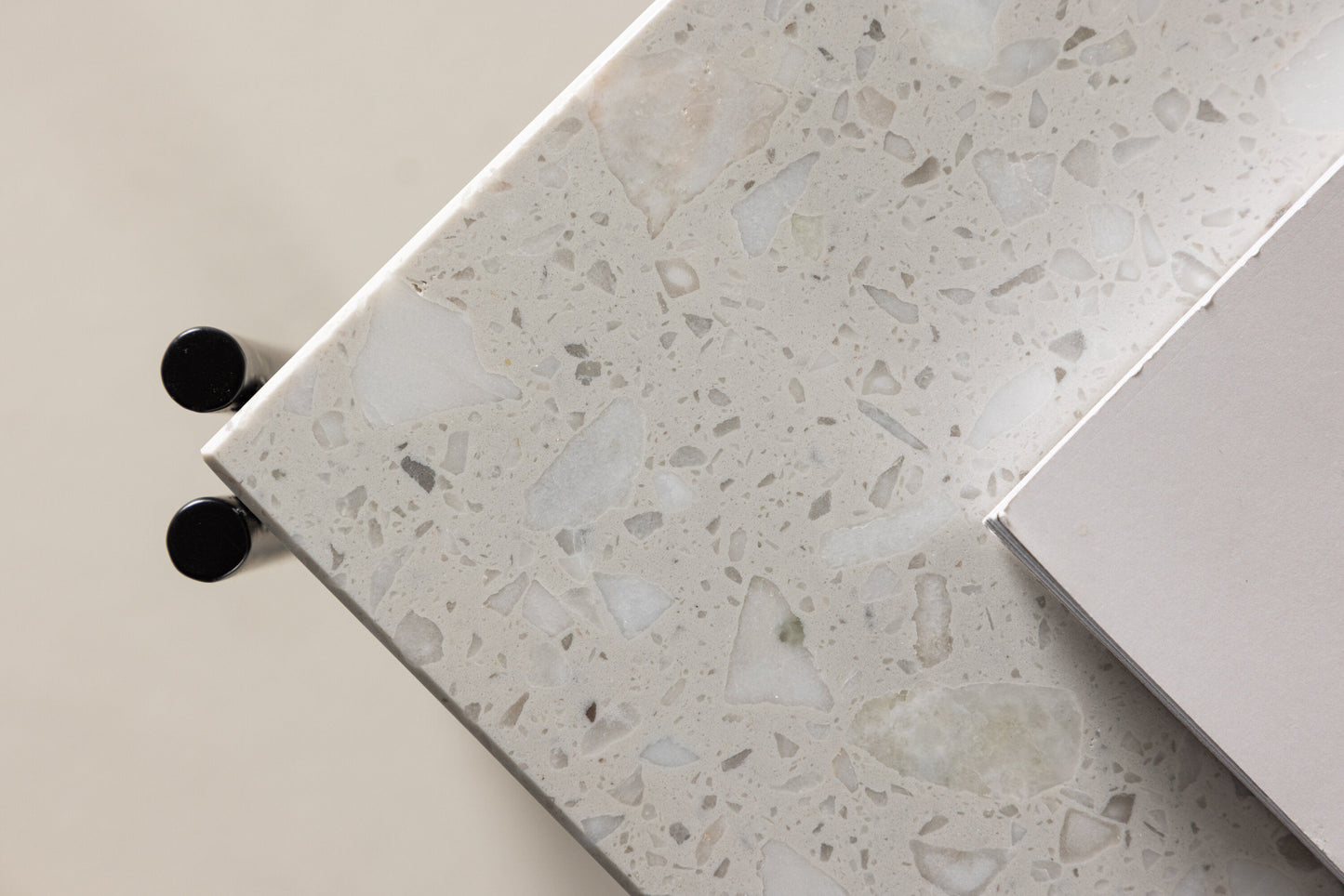 Razzia Couchtisch aus Stahl/Terrazzo in Weiß/Schwarz