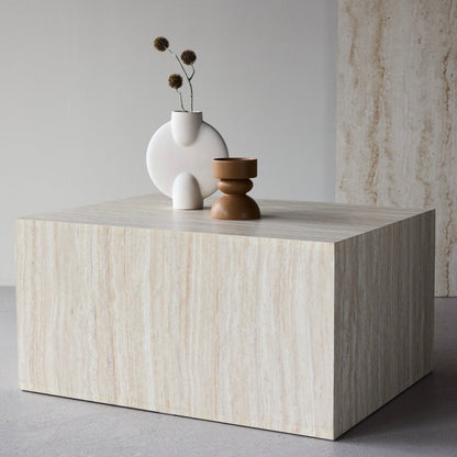 Couchtisch in Travertin-Optik mit rechteckiger Form, modernes Design aus MDF, in minimalistischer Wohnumgebung