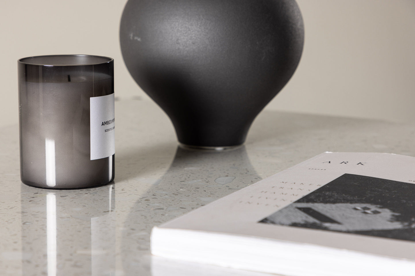 Razzia Couchtisch aus Stahl/Terrazzo in Weiß/Schwarz