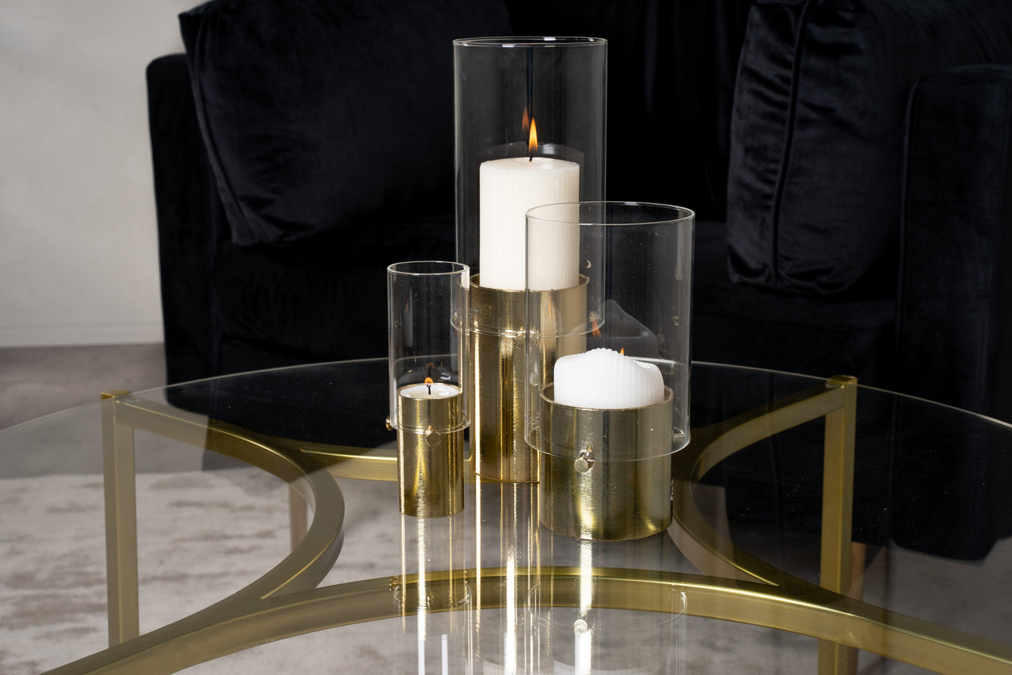Kivik Couchtisch aus Glas und Stahl in Gold
